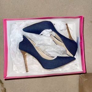 Just Fab Navy pumps size 7
Shipping not included(exact shipping charge only)